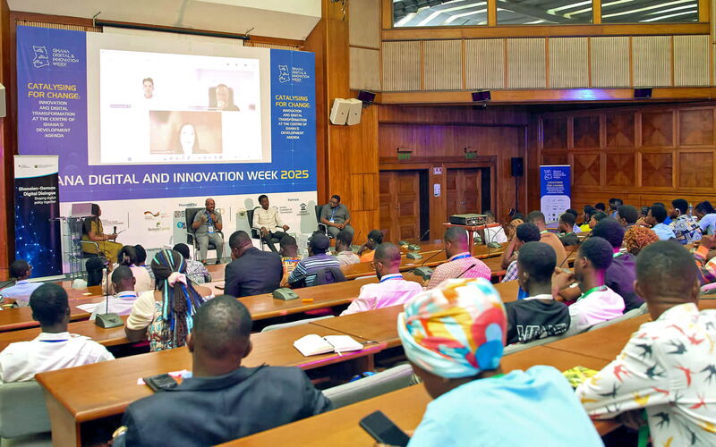 Audience and panelists at GDIW.