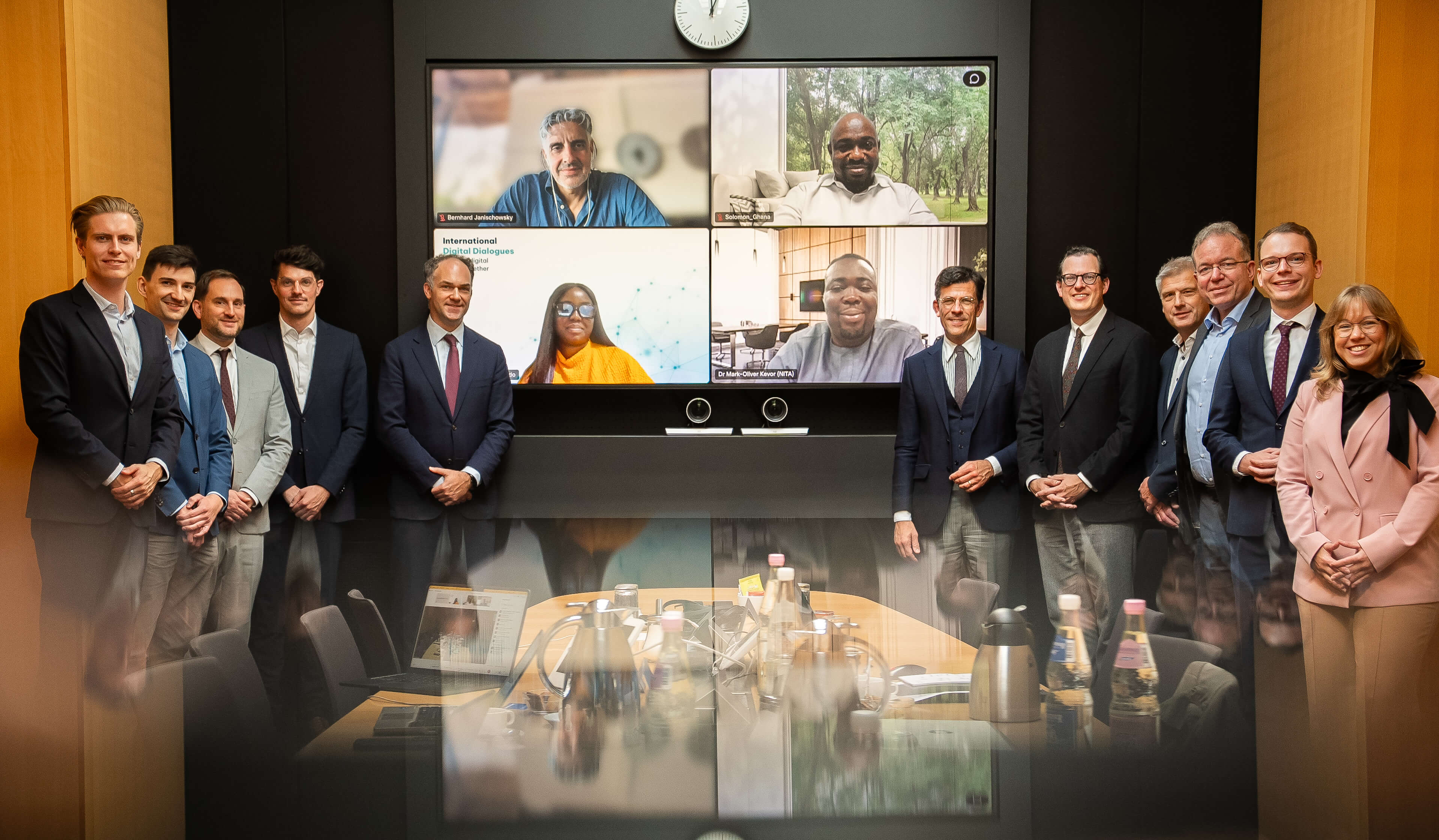 BMDS-Vertreterinnen und -Vertreter stehen vor einem Bildschirm, der die Vertreterinnen und Vertreter der ghanaischen Seite zeigt