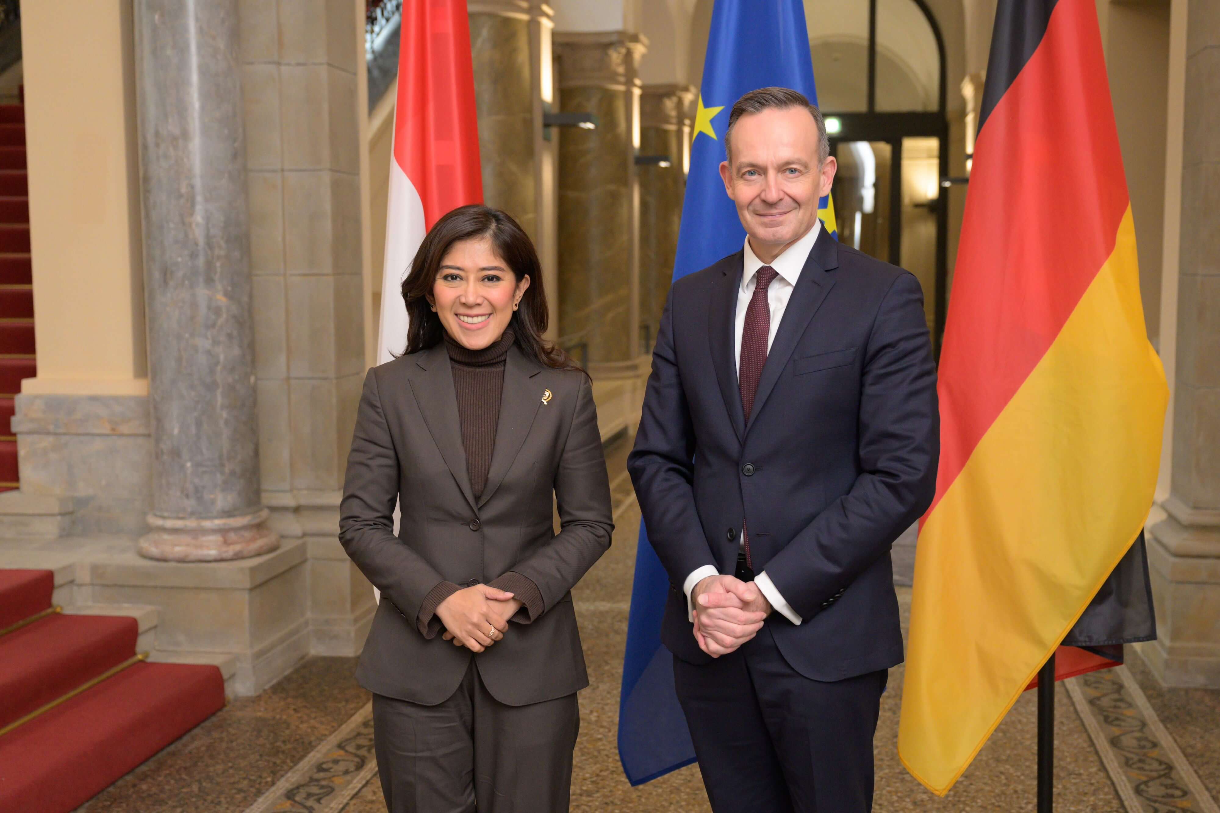 Mrs Meutya Hafid und Dr Volker Wissing stehen vor der indonesischen und der deutschen Flagge