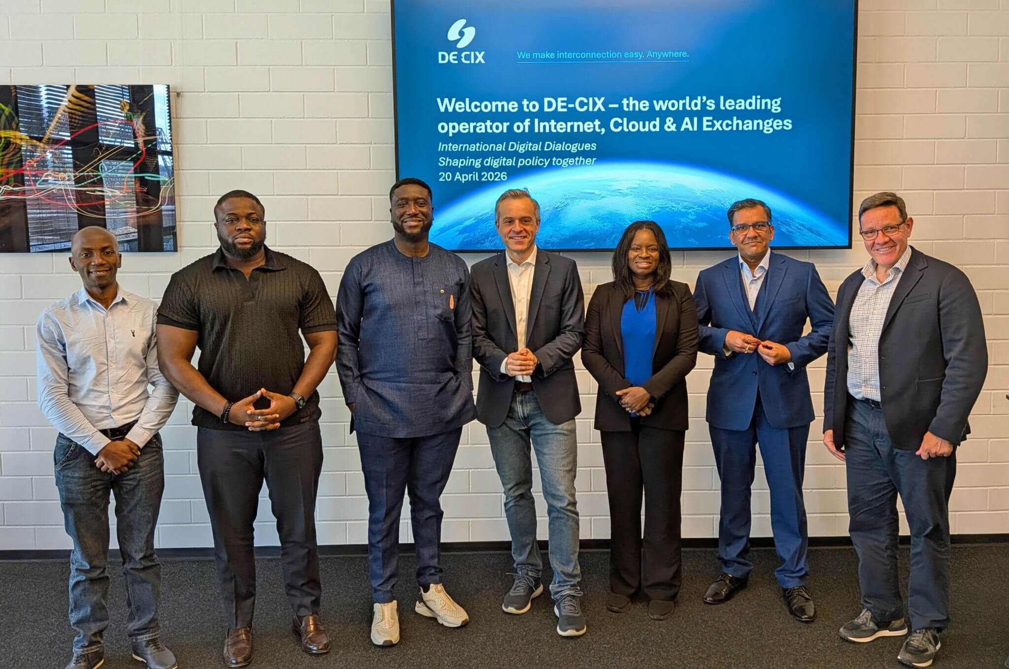 Members of an international delegation visit DE-CIX